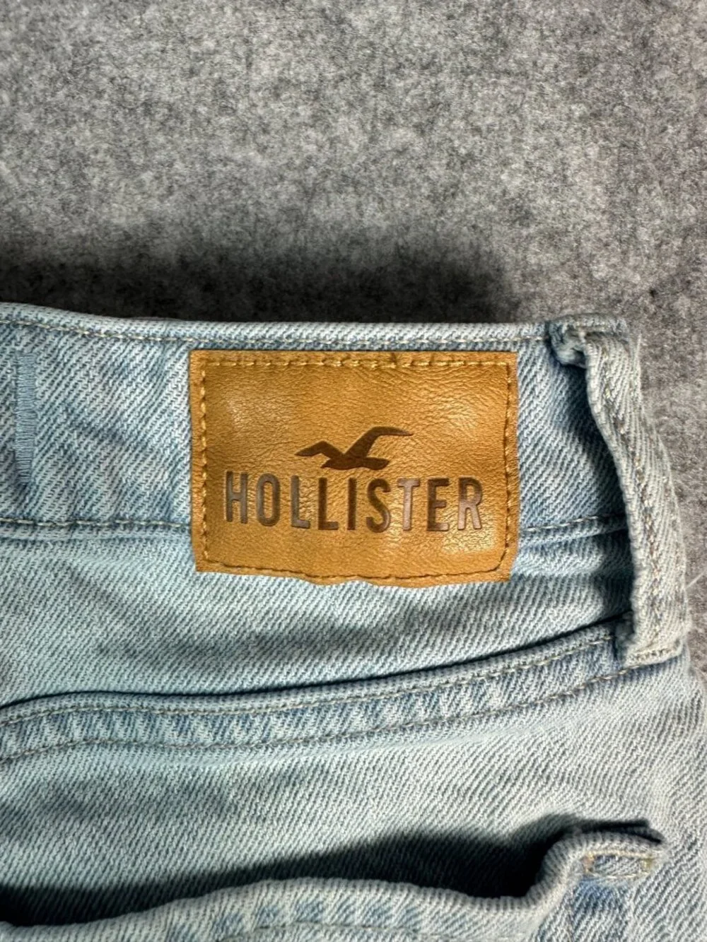 Hollister Ultra High Rise Mom Shorts Size 00 W24 Distressed Light Wash Denim